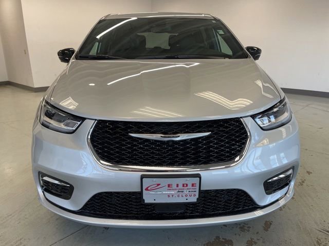 New 2026 Chrysler Pacifica Select image 2