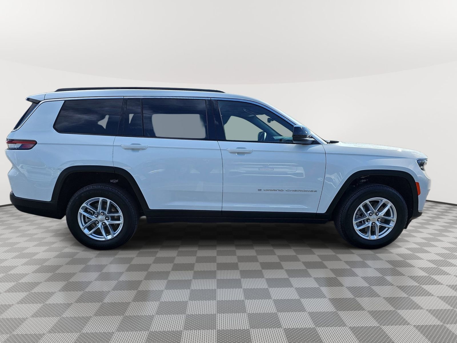 Used 2025 Jeep Grand Cherokee L Laredo RWD image 4