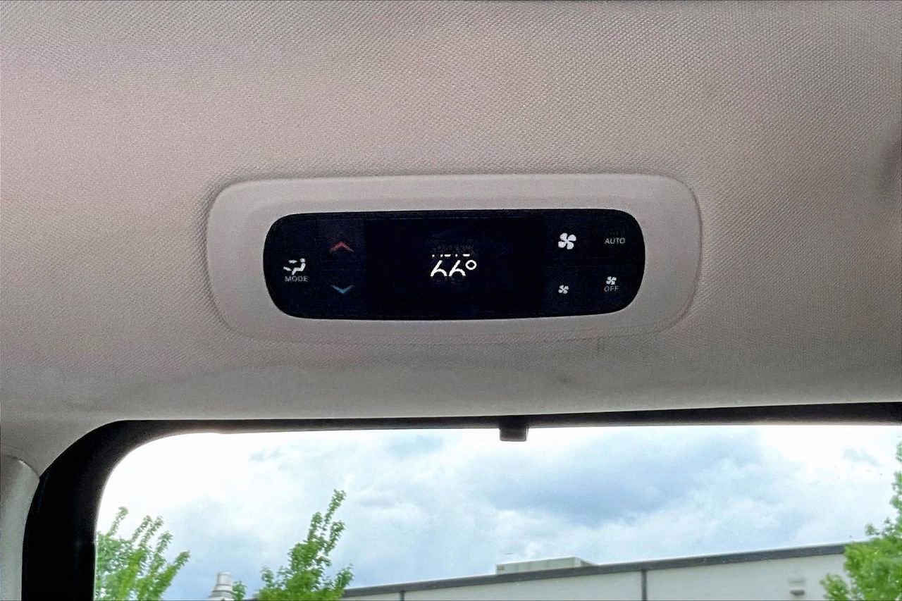 Used 2022 Chrysler Pacifica Touring-L FWD image 15