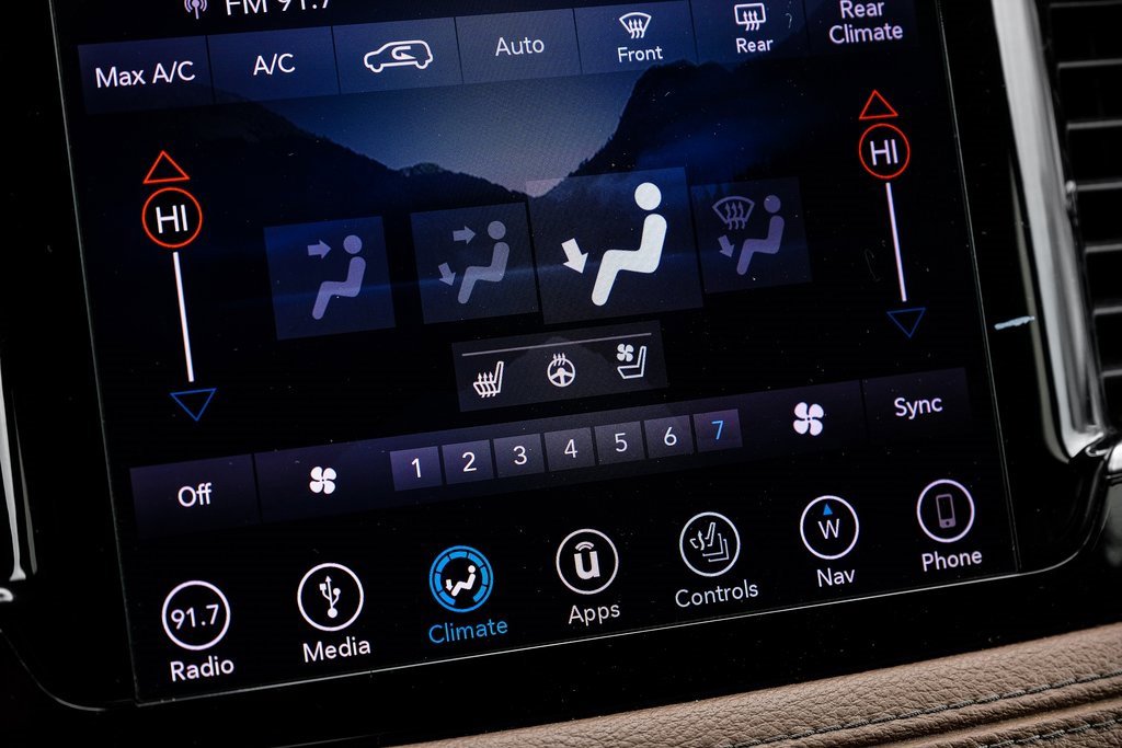 Used 2018 Chrysler Pacifica Limited image 33