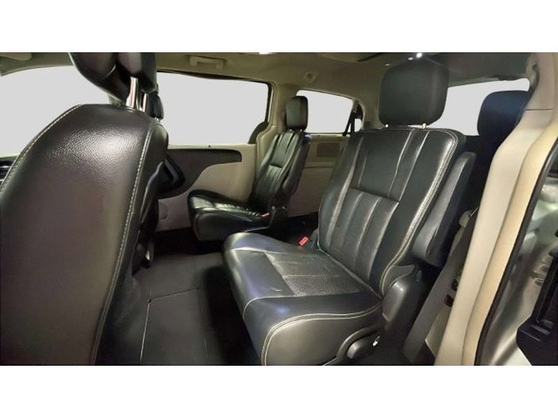 Used 2011 Chrysler Town & Country Touring-L w/ Entertainment Group #2 FWD image 14