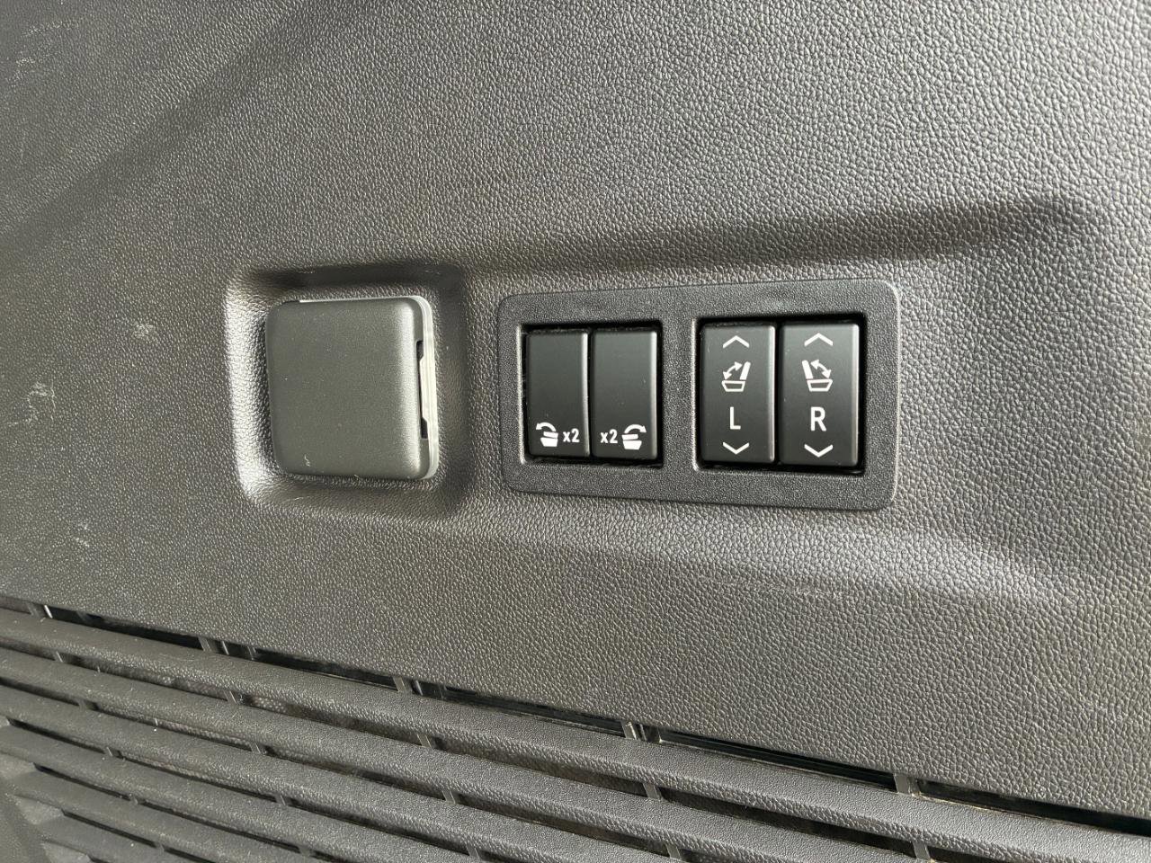 Used 2021 GMC Yukon XL Denali image 34