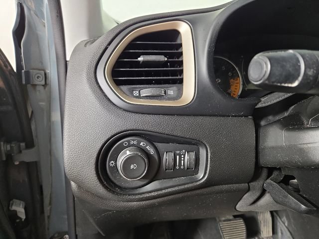 Used 2017 Jeep Renegade Latitude w/ Cold Weather Group AWD/4WD image 28