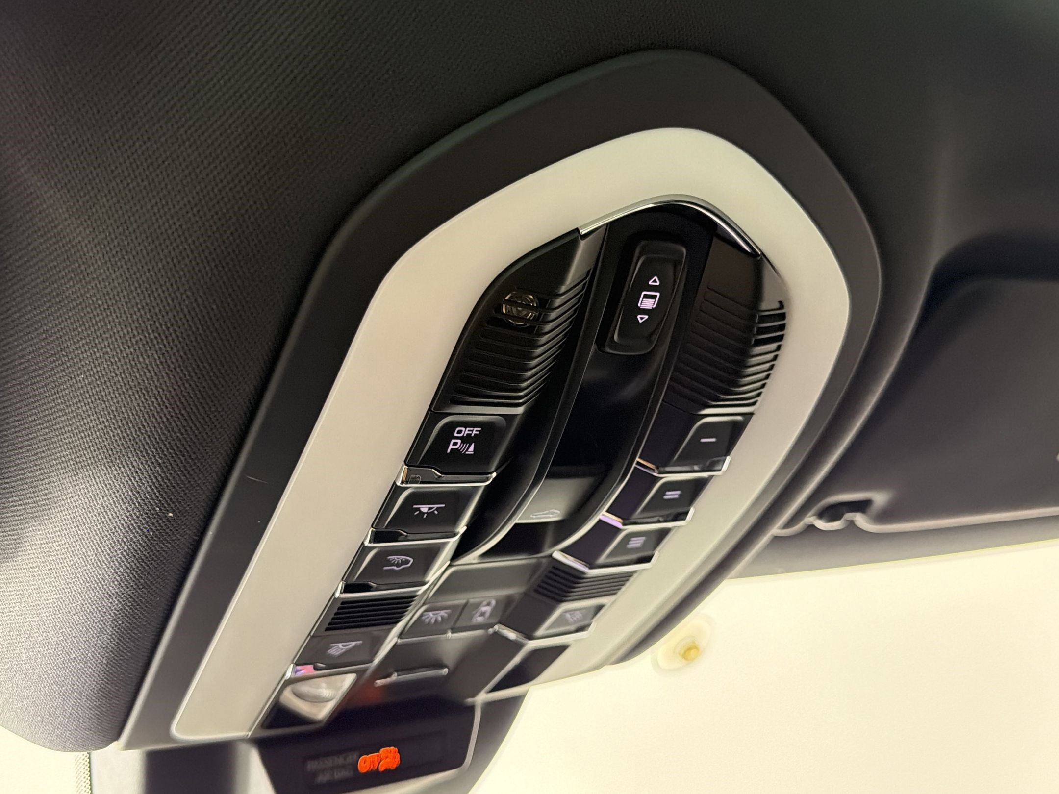 Certified 2023 Porsche Macan AWD/4WD image 23