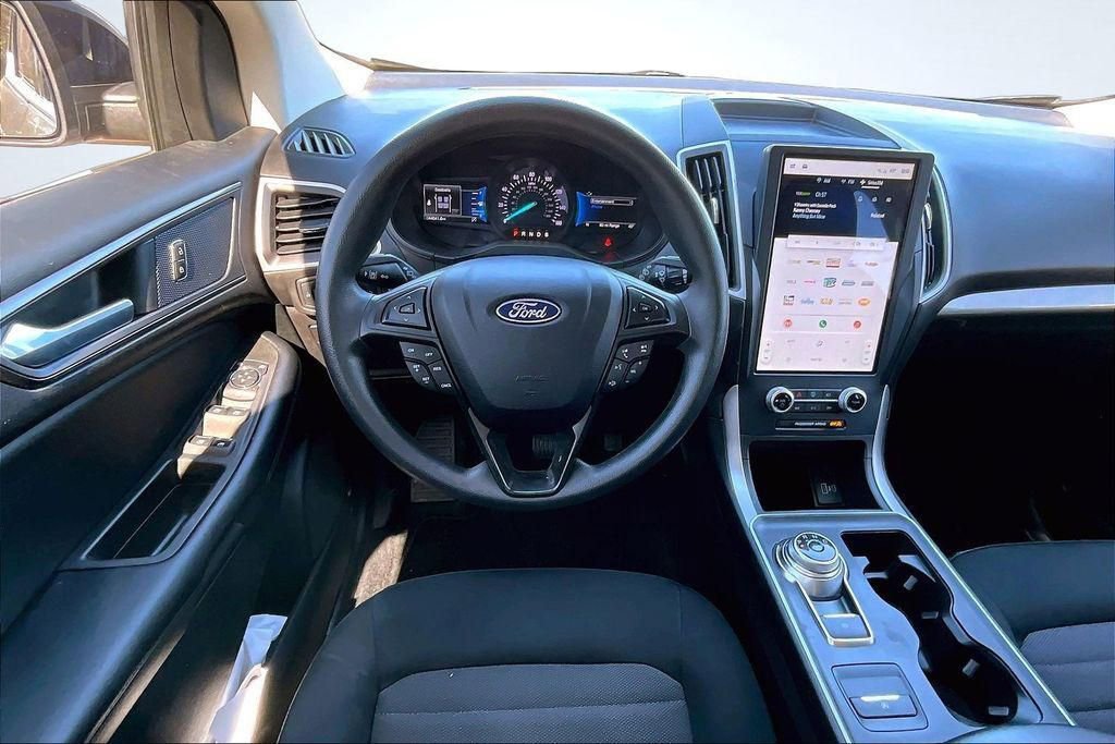 Used 2022 Ford Edge SE w/ Black Appearance Package image 5