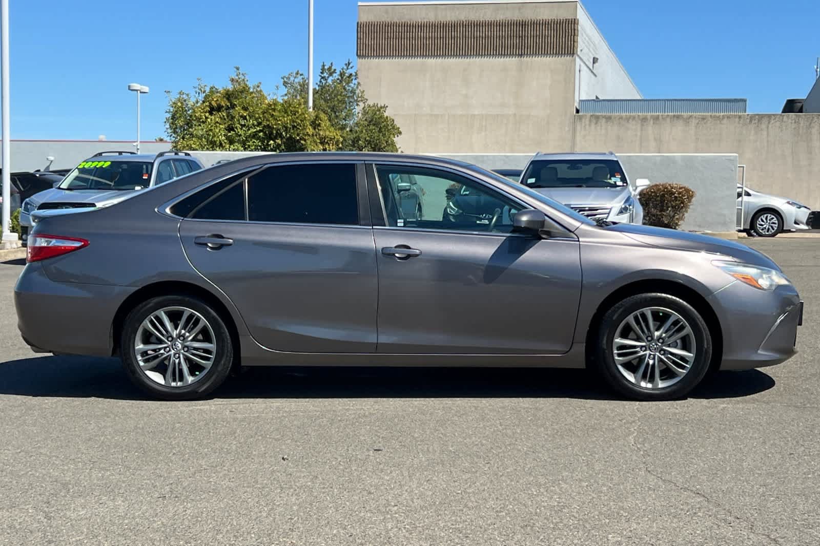 Used 2017 Toyota Camry SE FWD image 6