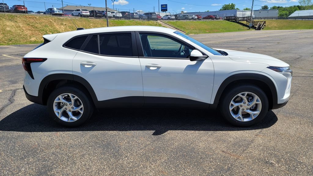 New 2026 Chevrolet Trax LS w/ LS Convenience Package FWD image 13
