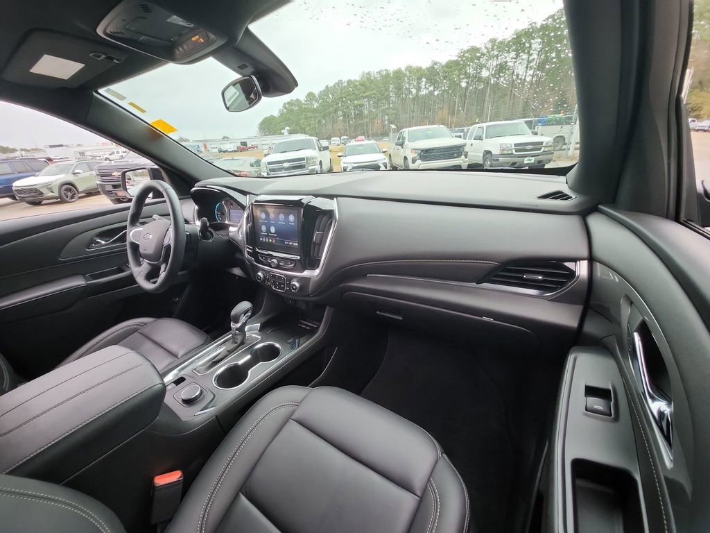 Used 2023 Chevrolet Traverse LT w/ Midnight/Sport Edition image 32