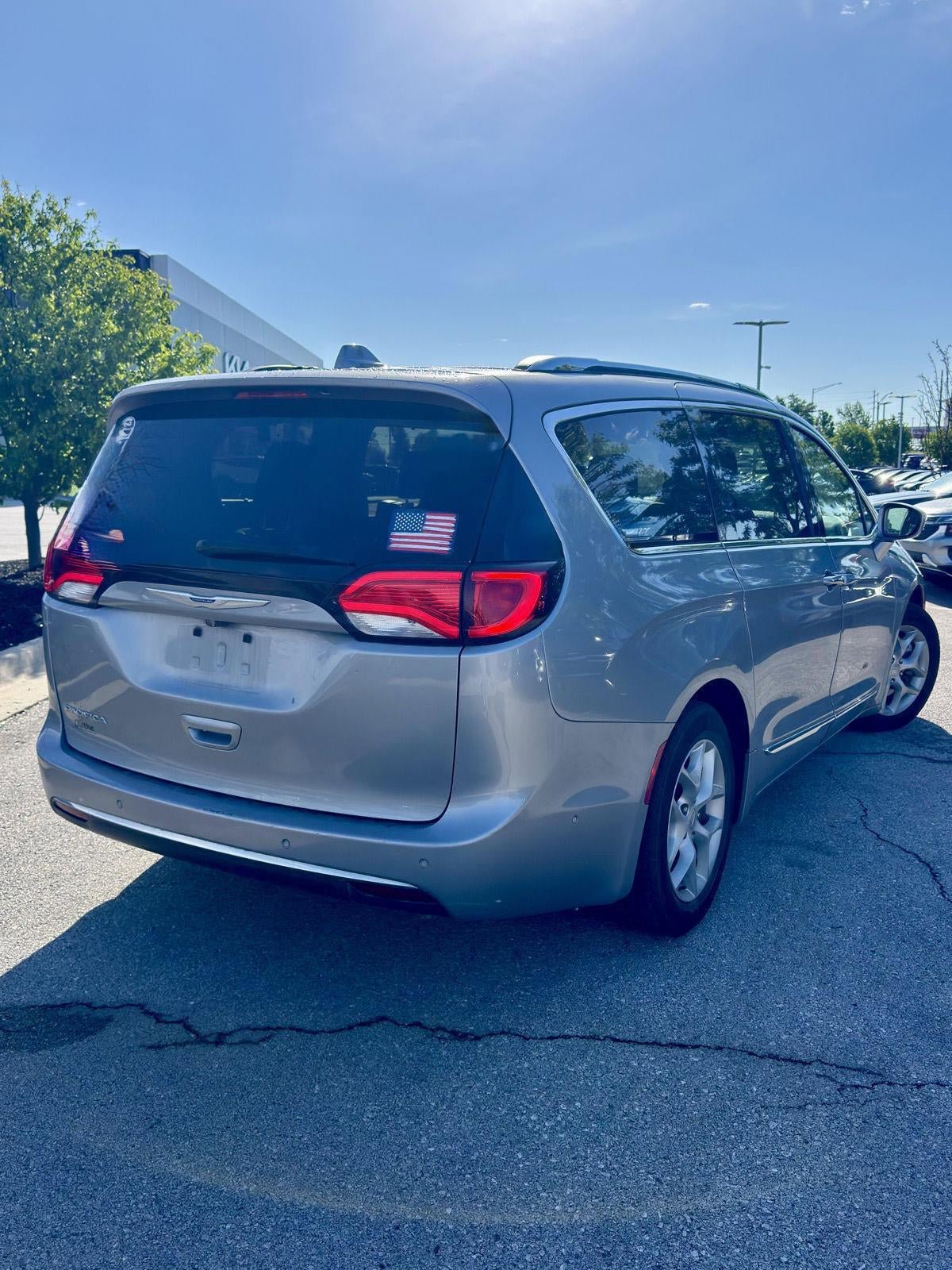 Used 2018 Chrysler Pacifica Touring-L Plus w/ Advanced Safetytec Group FWD image 5