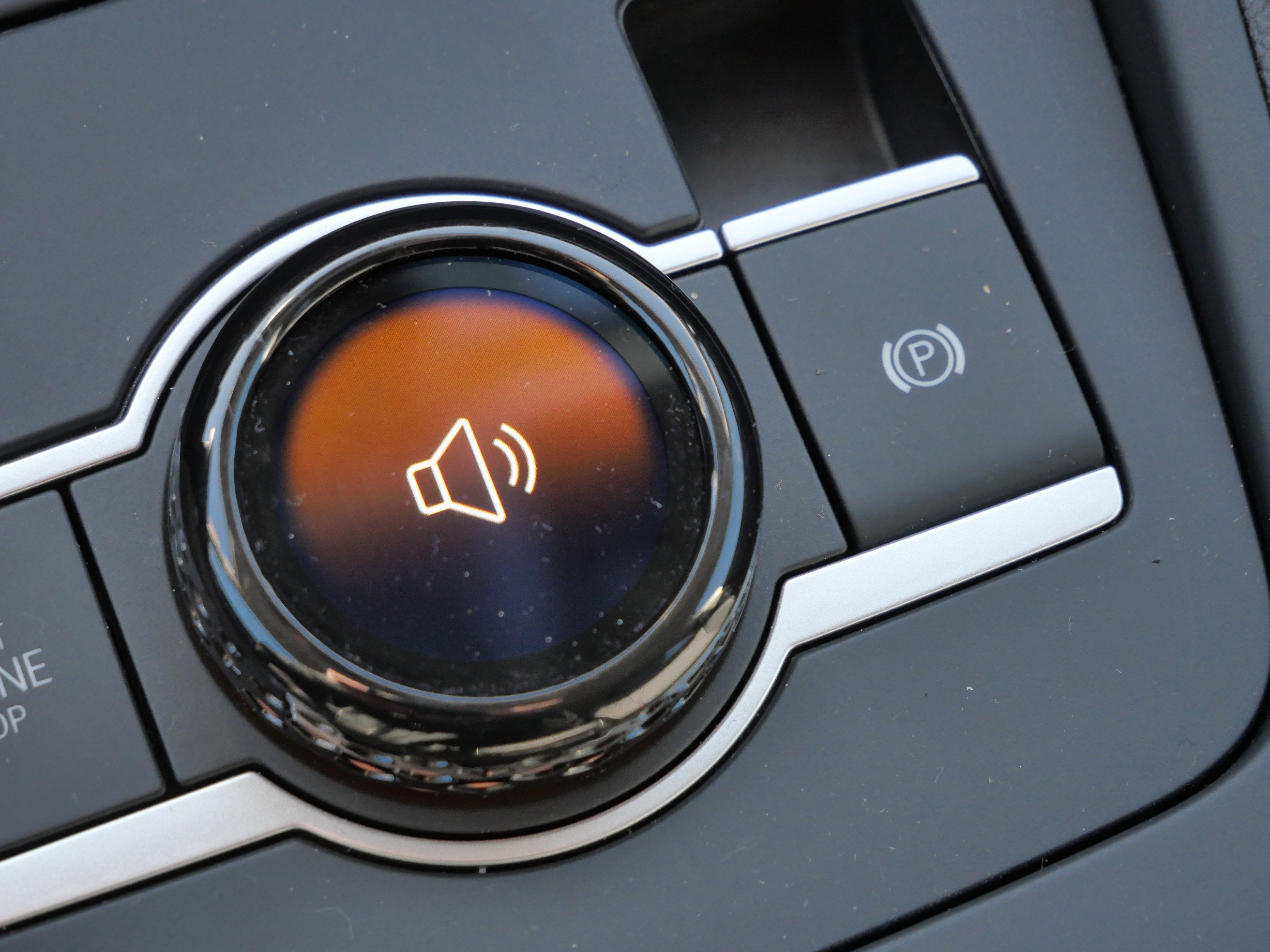 Certified 2025 Volkswagen Tiguan SE image 29