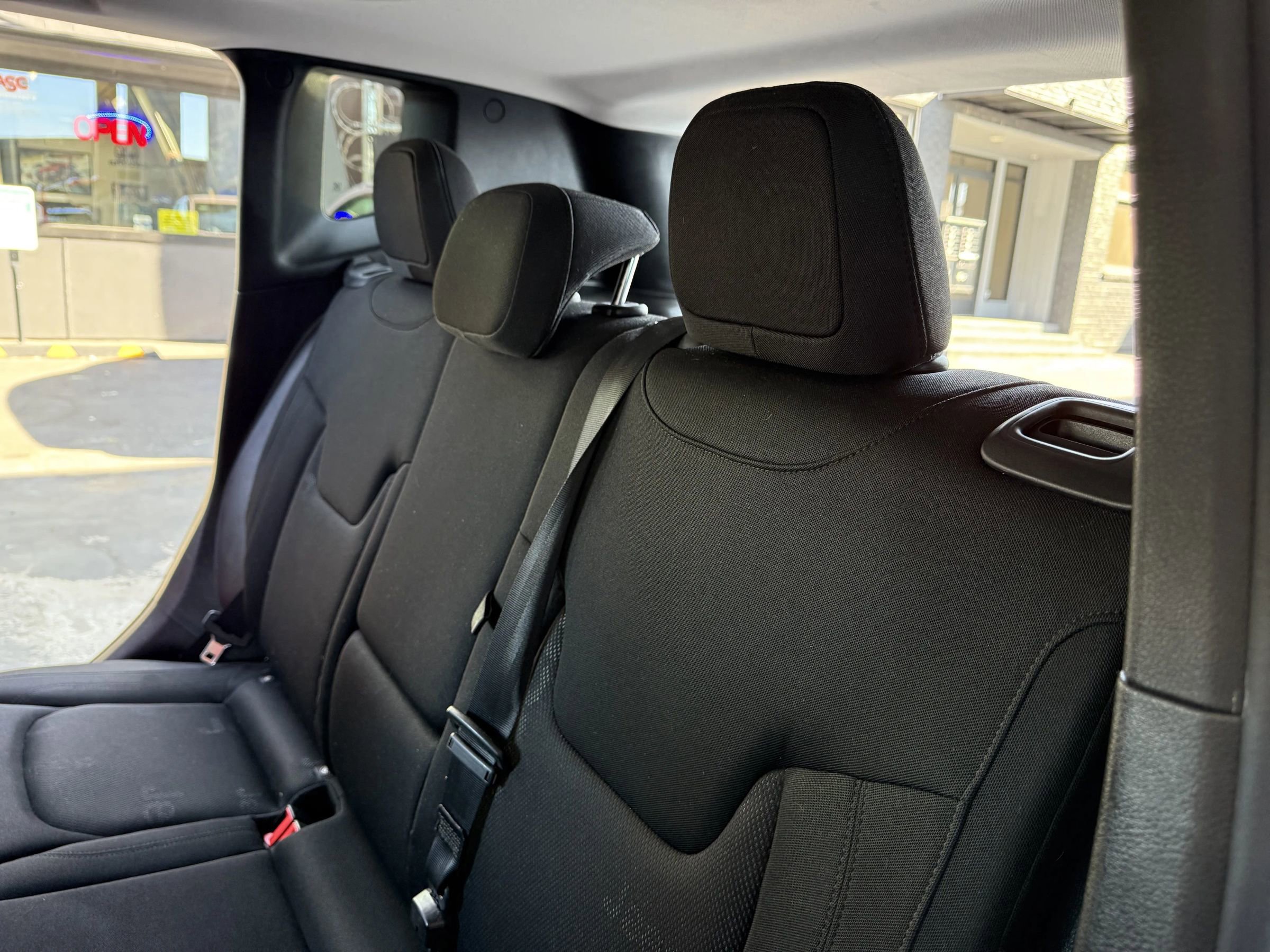 Used 2016 Jeep Renegade Latitude w/ Popular Equipment Group image 17