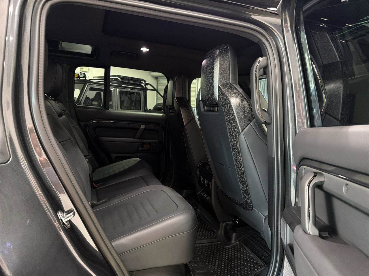 Used 2025 Land Rover Defender 110 image 30