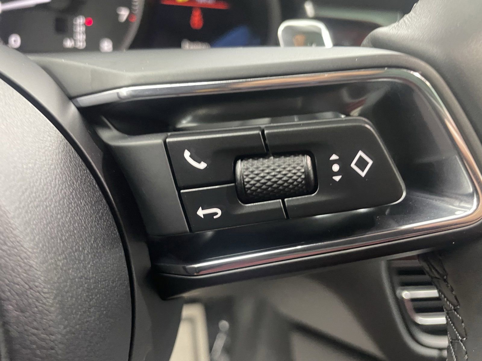 Certified 2026 Porsche Macan Turbo image 8