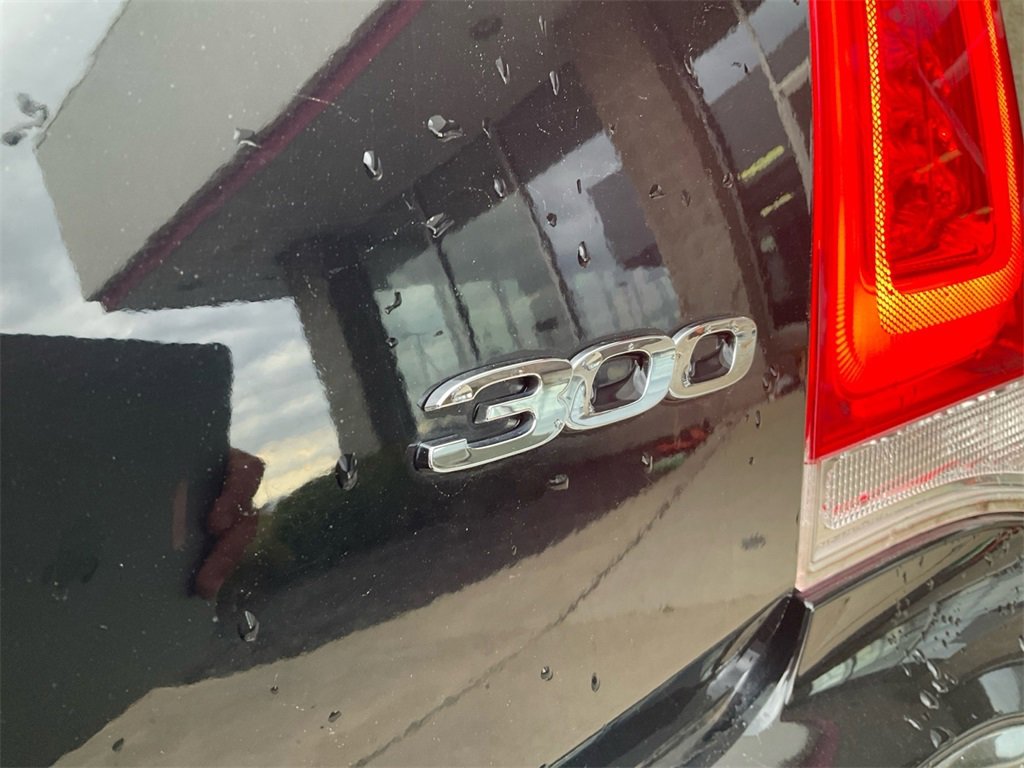 Used 2017 Chrysler 300 Limited image 11