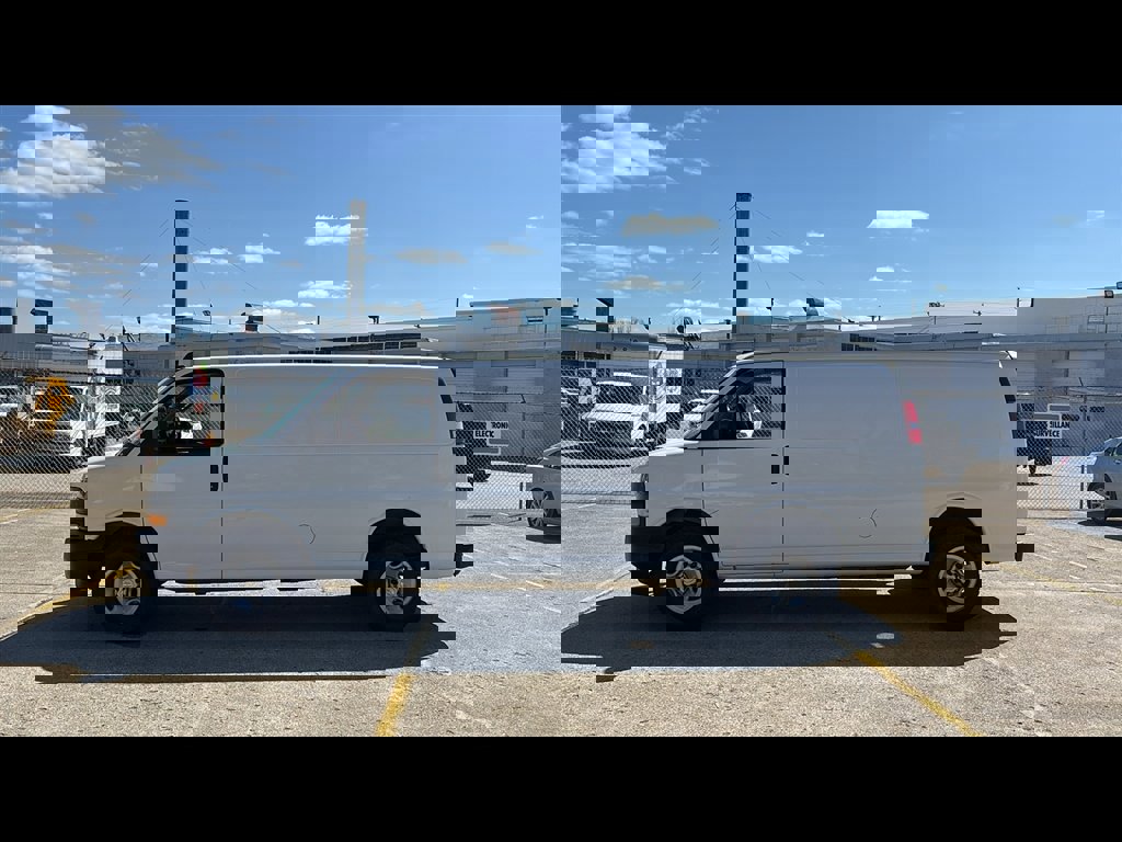 Used 2022 Chevrolet Express 2500 Extended image 3