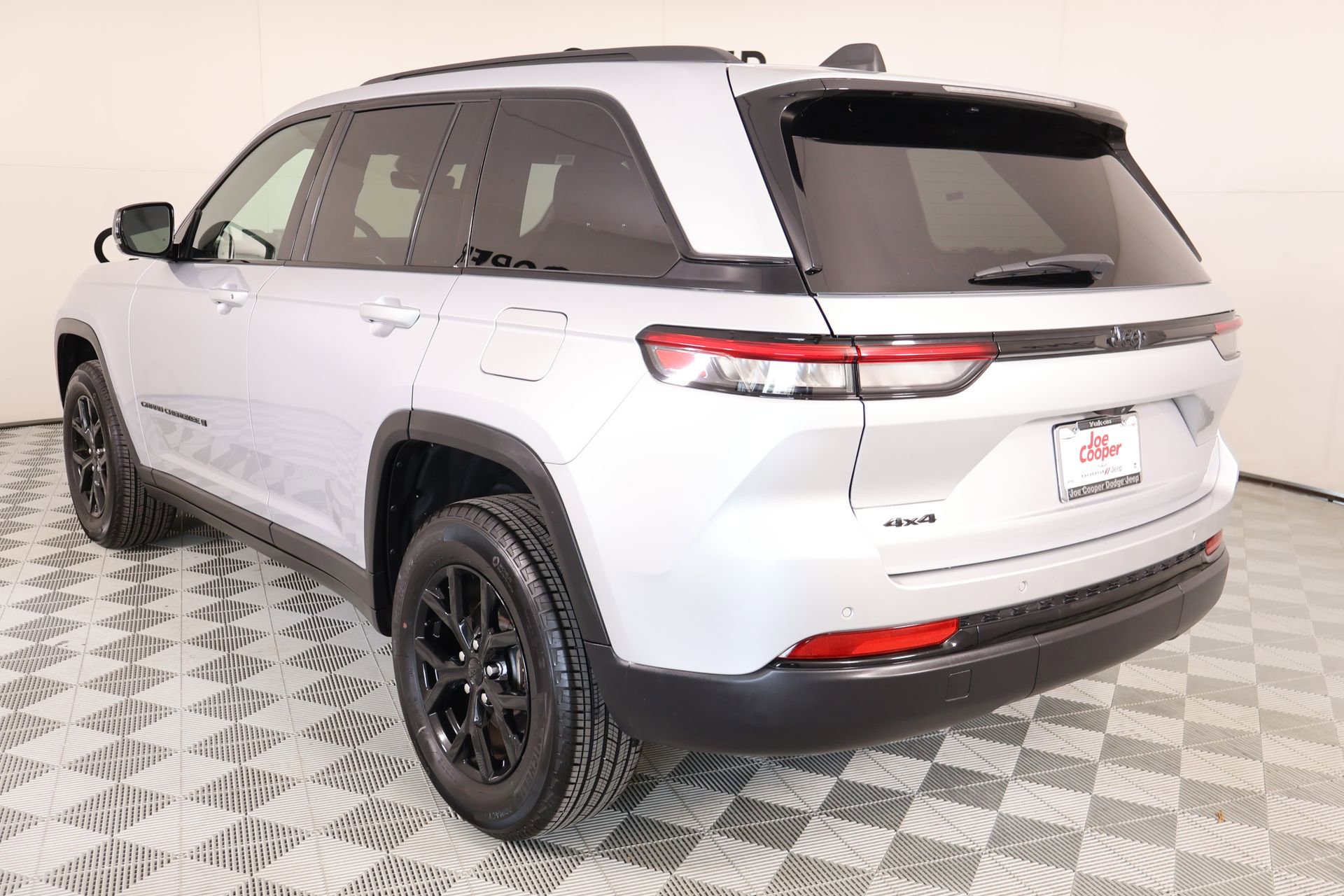 Used 2025 Jeep Grand Cherokee Altitude AWD/4WD image 22