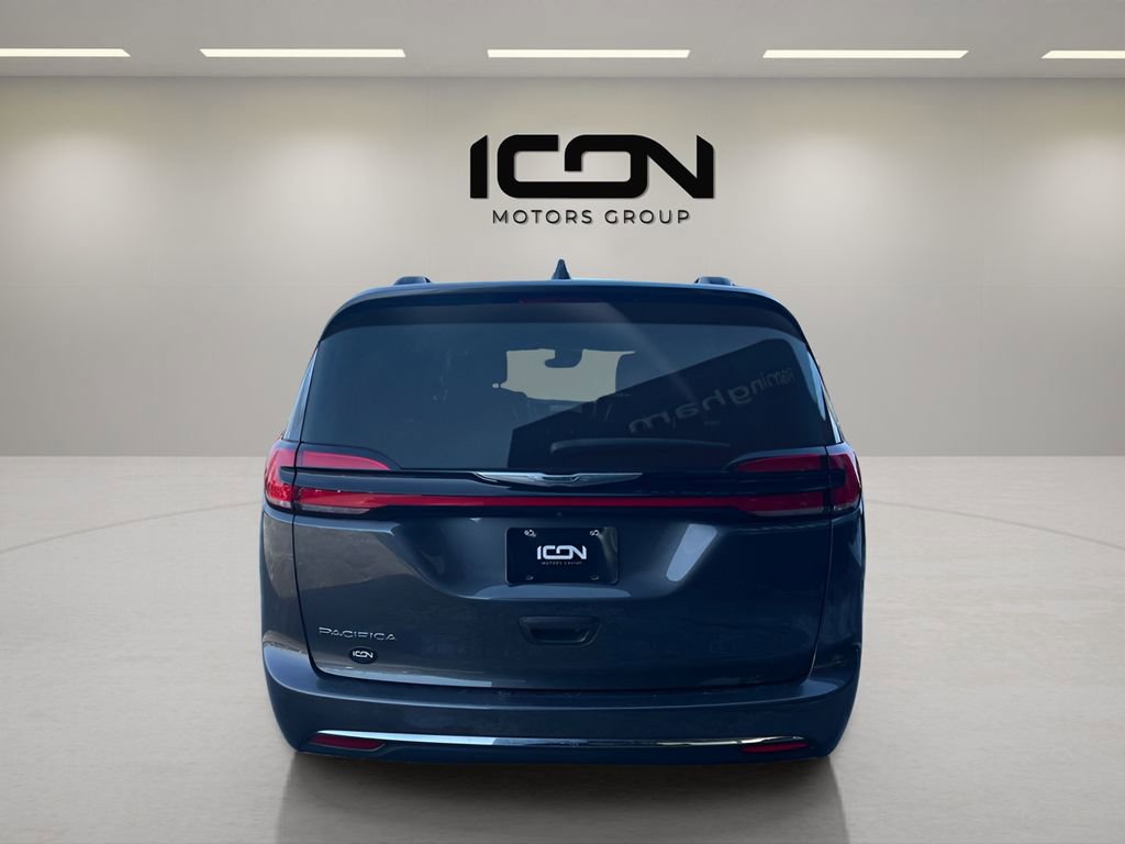 Used 2022 Chrysler Pacifica Touring-L FWD image 4