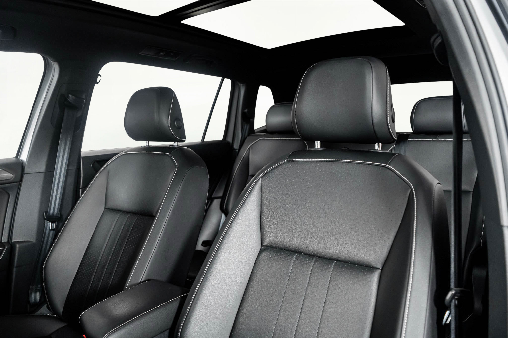 Used 2022 Volkswagen Tiguan SE R-Line image 3