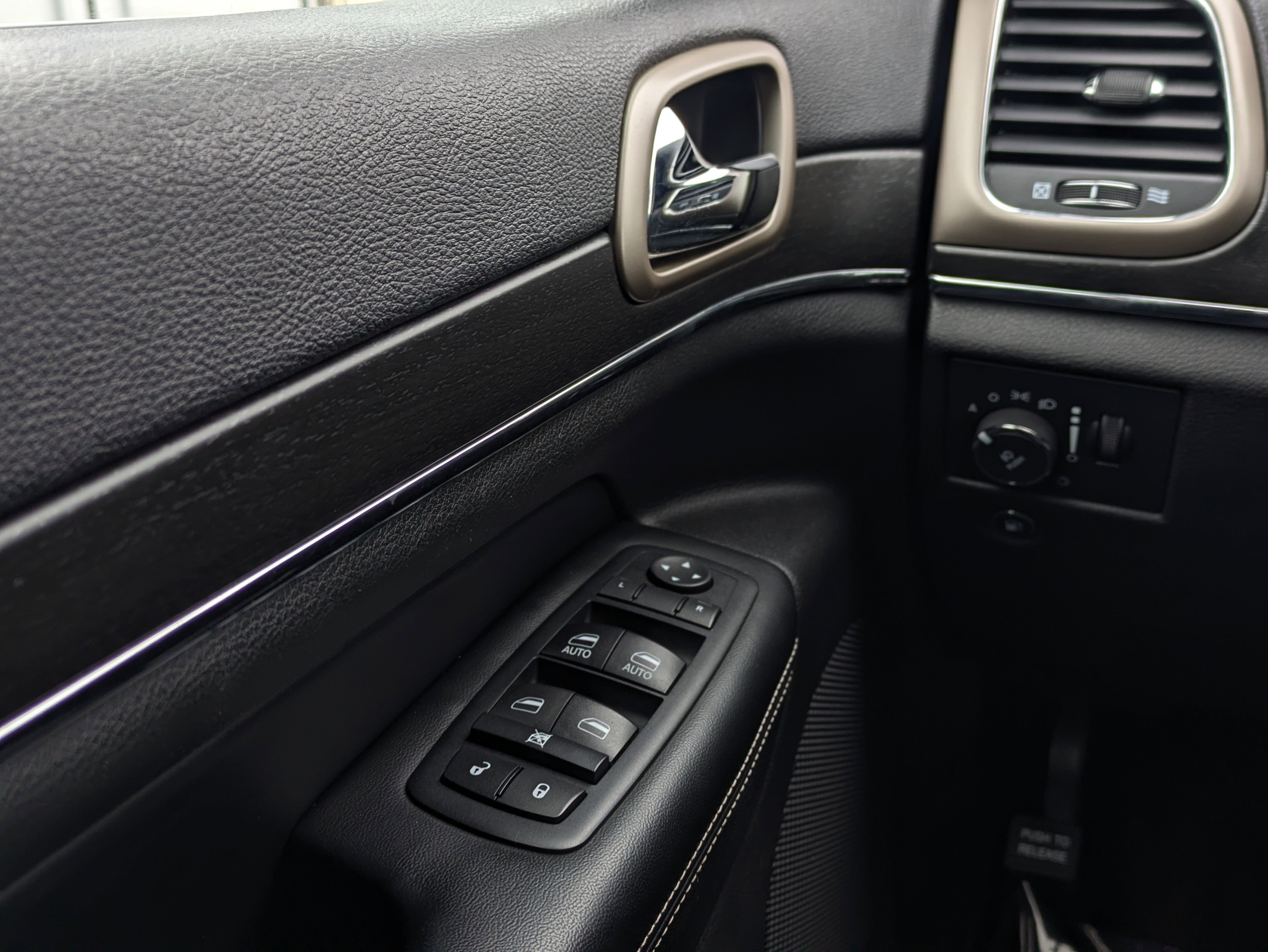 Used 2017 Jeep Grand Cherokee Limited image 25