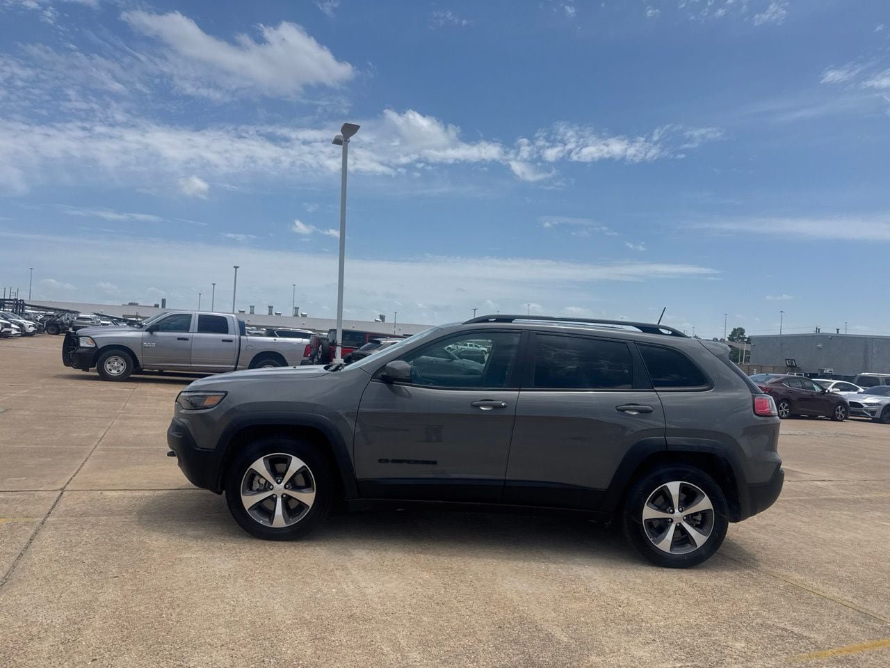 Used 2020 Jeep Cherokee Latitude w/ Quick Order Package 26F North AWD/4WD image 12