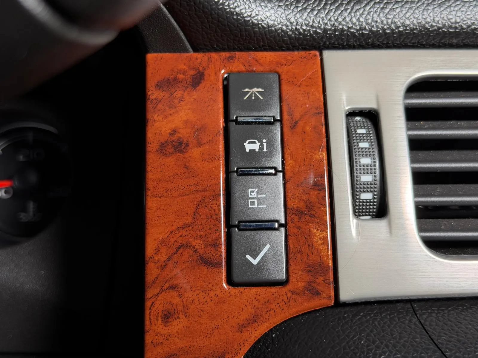 Used 2010 Chevrolet Avalanche LT w/ Luxury Package RWD image 32