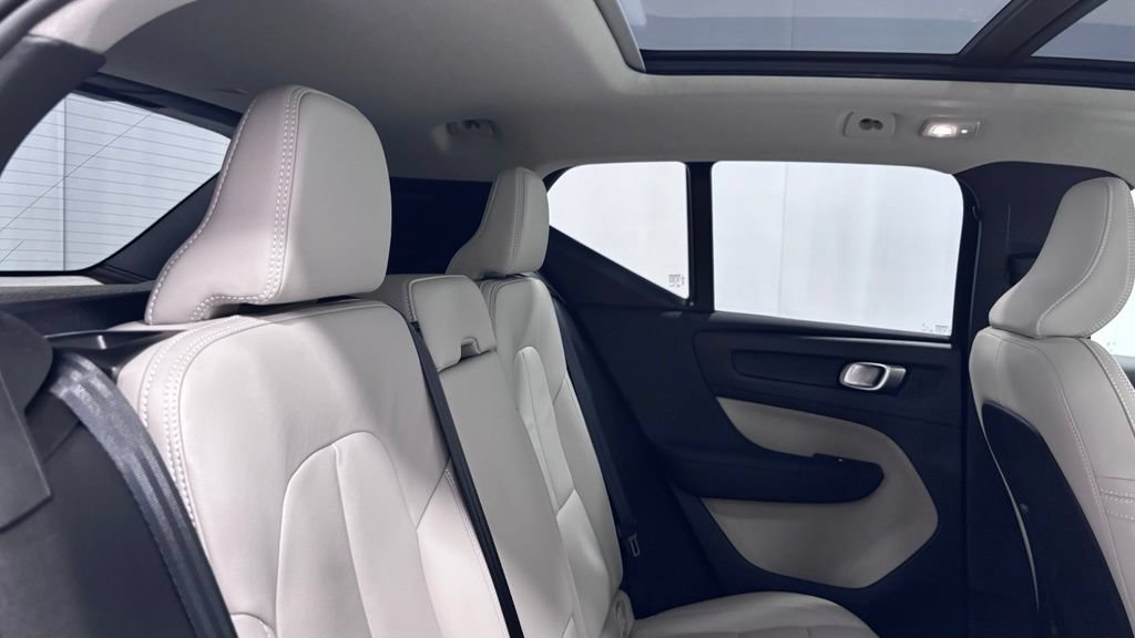 Certified 2026 Volvo XC40 B5 Plus AWD/4WD image 25