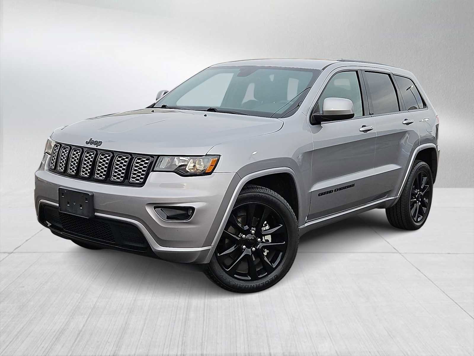 Used 2019 Jeep Grand Cherokee Altitude image 1