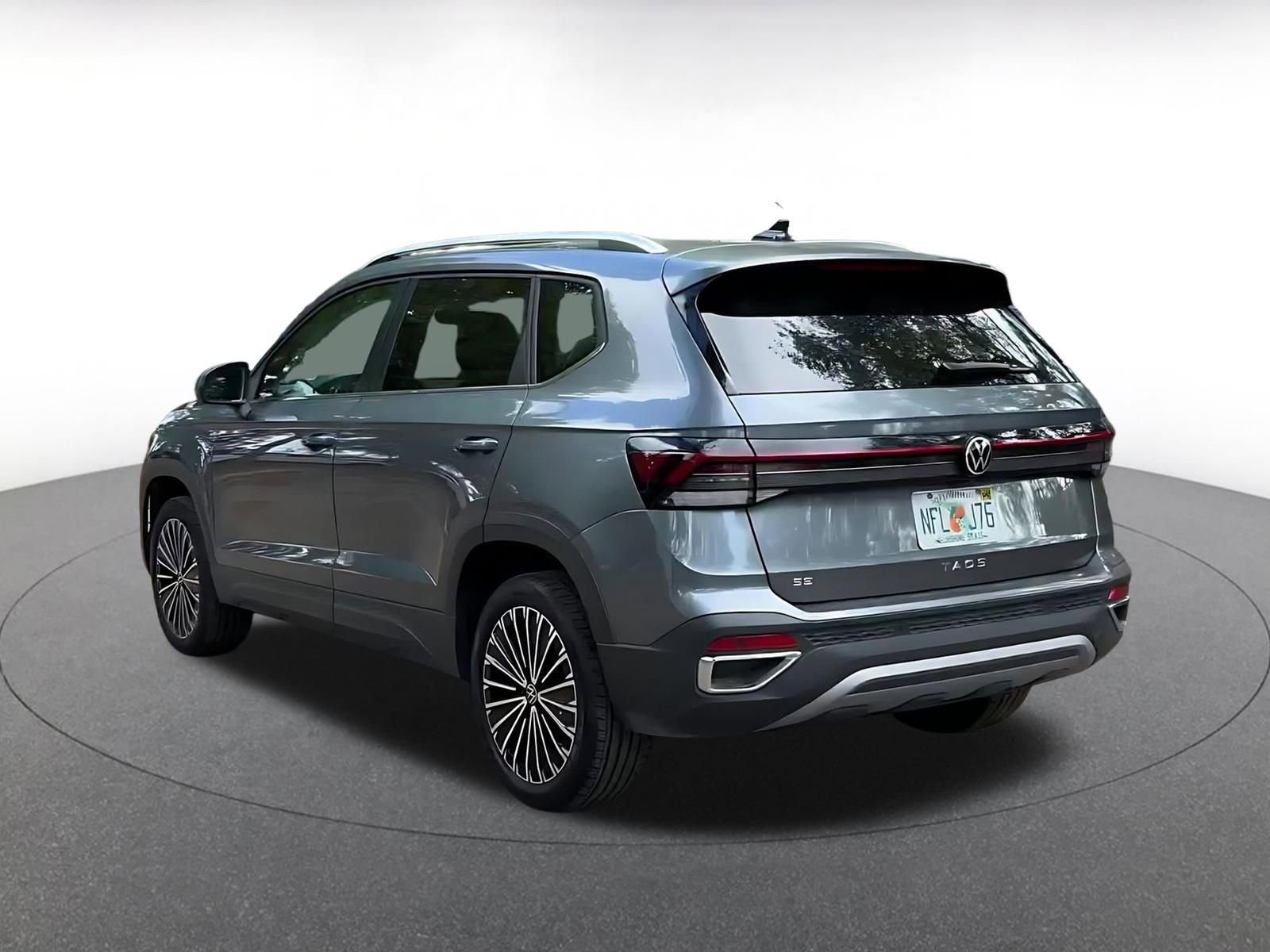 Used 2025 Volkswagen Taos SE image 11