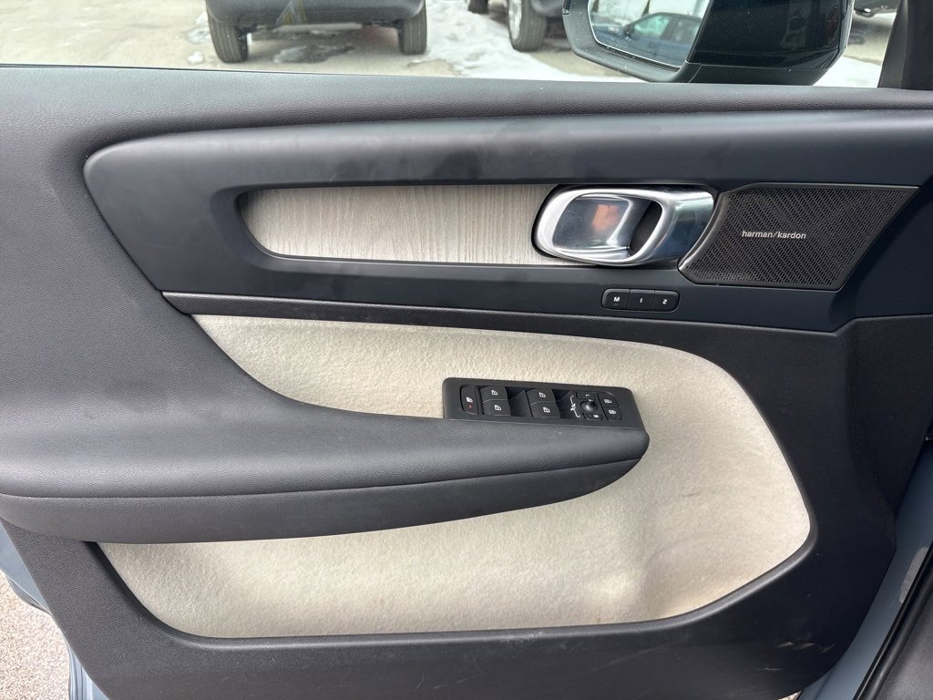 Used 2023 Volvo XC40 B4 Ultimate image 21
