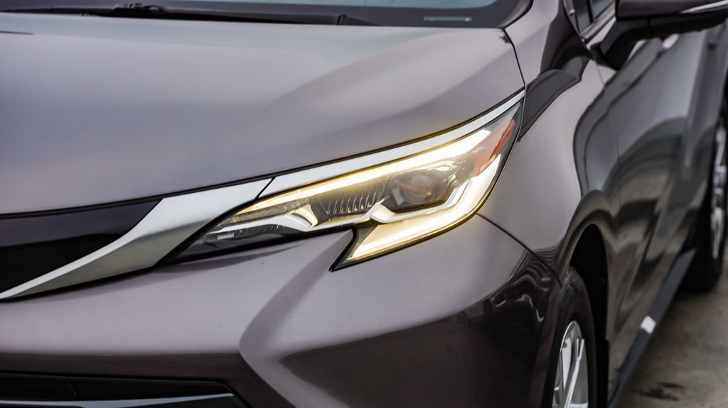Used 2024 Toyota Sienna Platinum AWD/4WD image 5