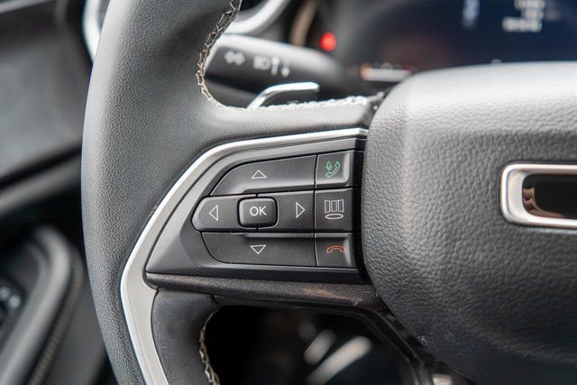 Used 2023 Jeep Grand Cherokee Laredo AWD/4WD image 23