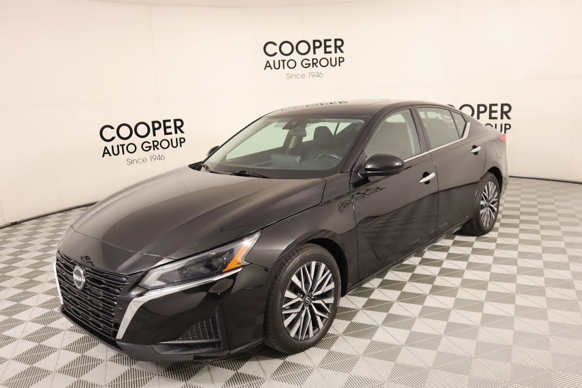 Used 2023 Nissan Altima 2.5 SV w/ SV Premium Package image 10