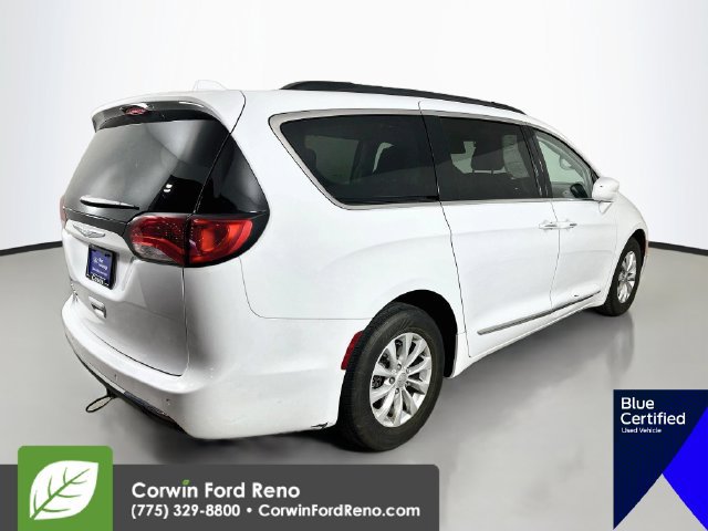 Used 2017 Chrysler Pacifica Touring-L FWD image 9