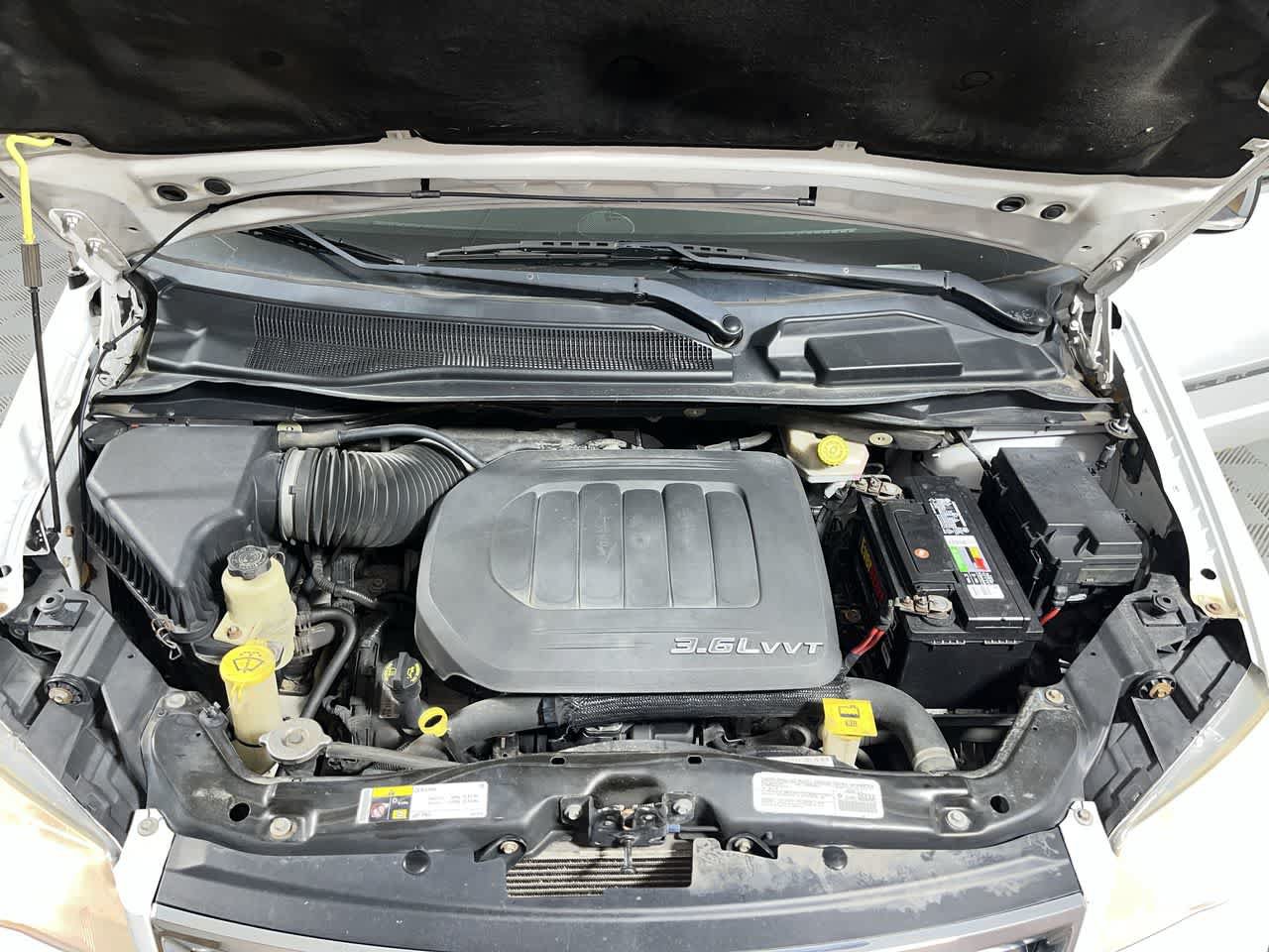 Used 2014 Chrysler Town & Country Touring-L FWD image 12