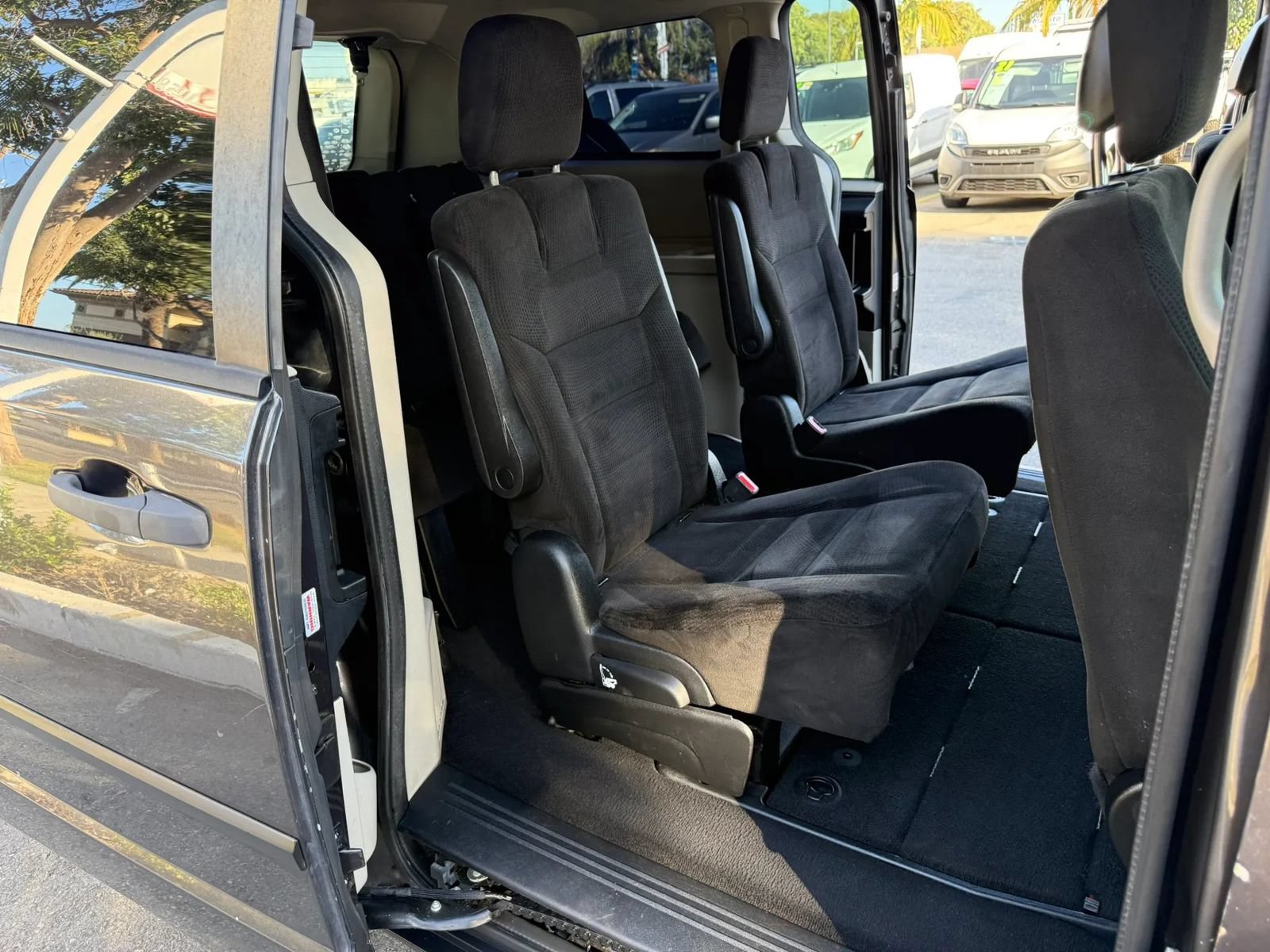 Used 2015 Dodge Grand Caravan American Value Package w/ UConnect Hands-Free Group FWD image 18