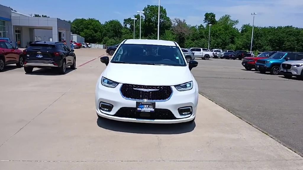 Used 2024 Chrysler Pacifica Touring-L FWD image 3