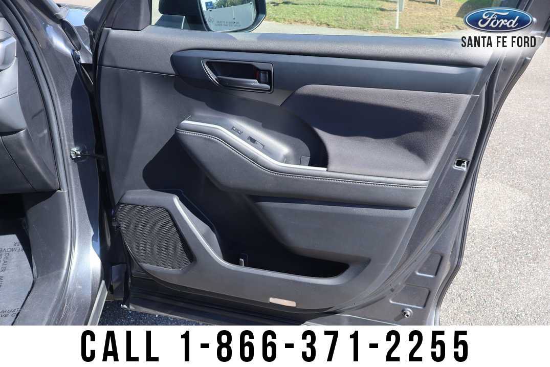Used 2023 Toyota Highlander LE AWD/4WD image 34