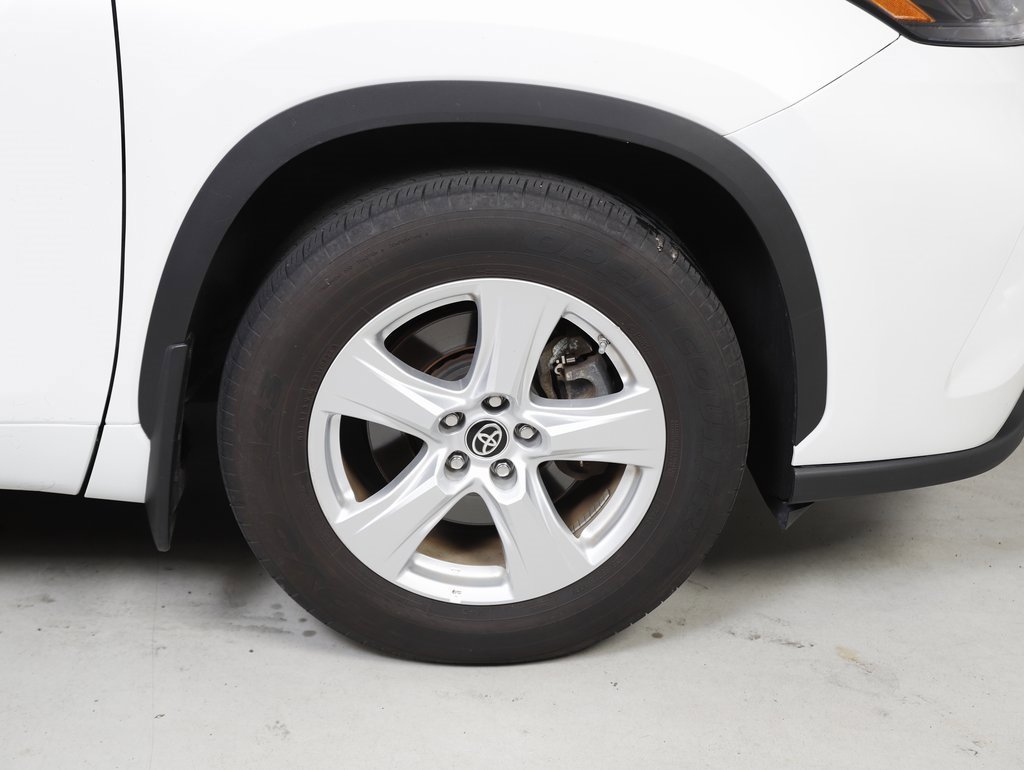 Used 2024 Toyota Highlander LE image 5