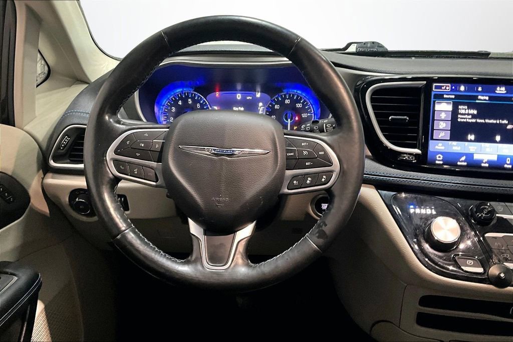 Used 2021 Chrysler Pacifica Touring-L image 8