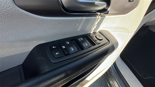 Used 2023 Chrysler Pacifica Touring-L image 17