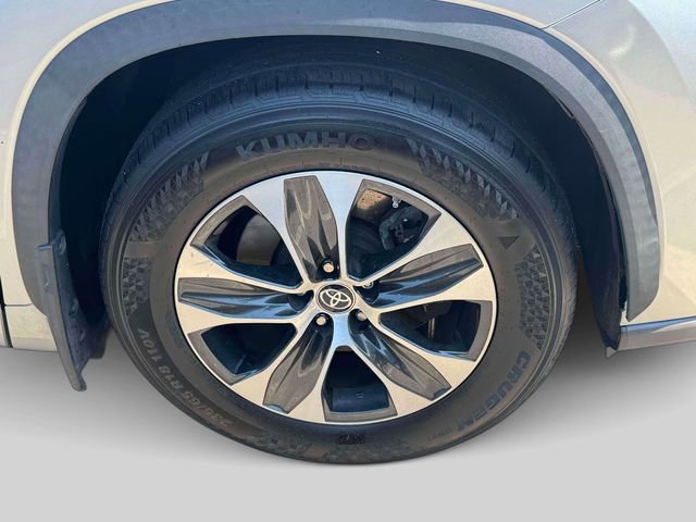 Used 2022 Toyota Highlander XLE AWD/4WD image 9