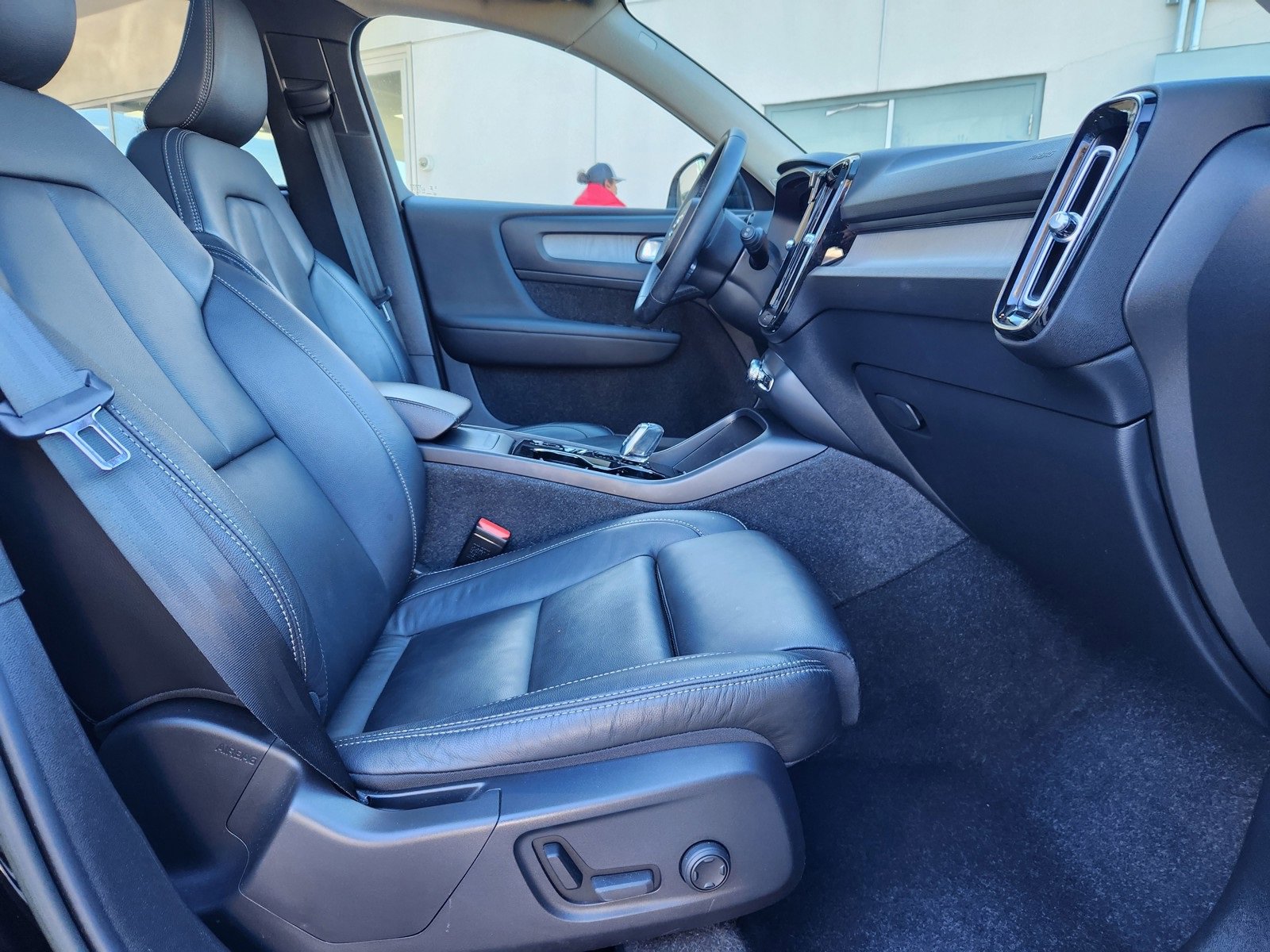 Used 2023 Volvo XC40 B4 Ultimate image 23