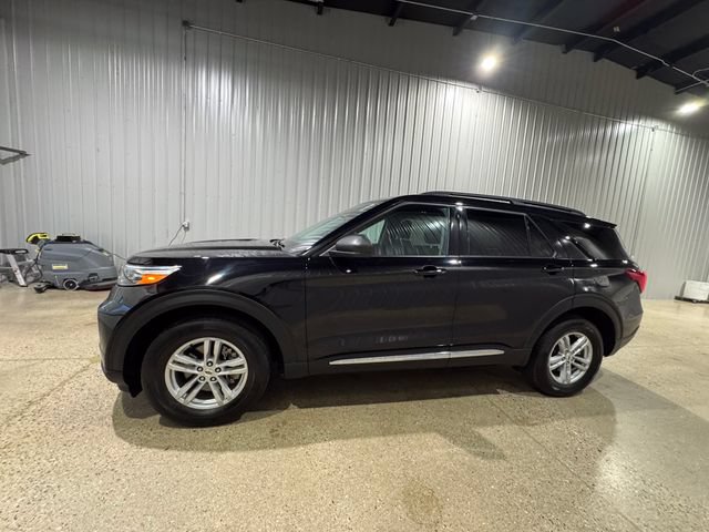 Used 2024 Ford Explorer XLT AWD/4WD image 2