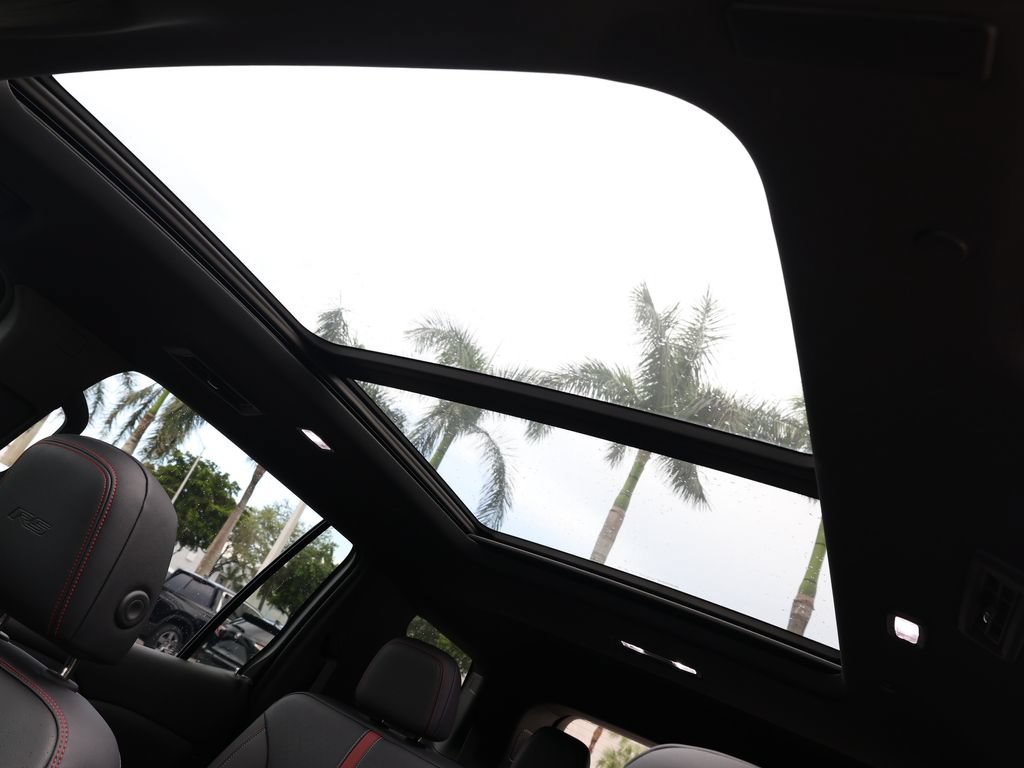 Used 2025 Chevrolet Traverse RS FWD image 20