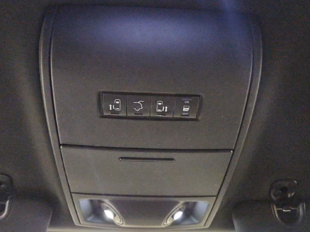 Used 2015 Chrysler Town & Country S FWD image 3
