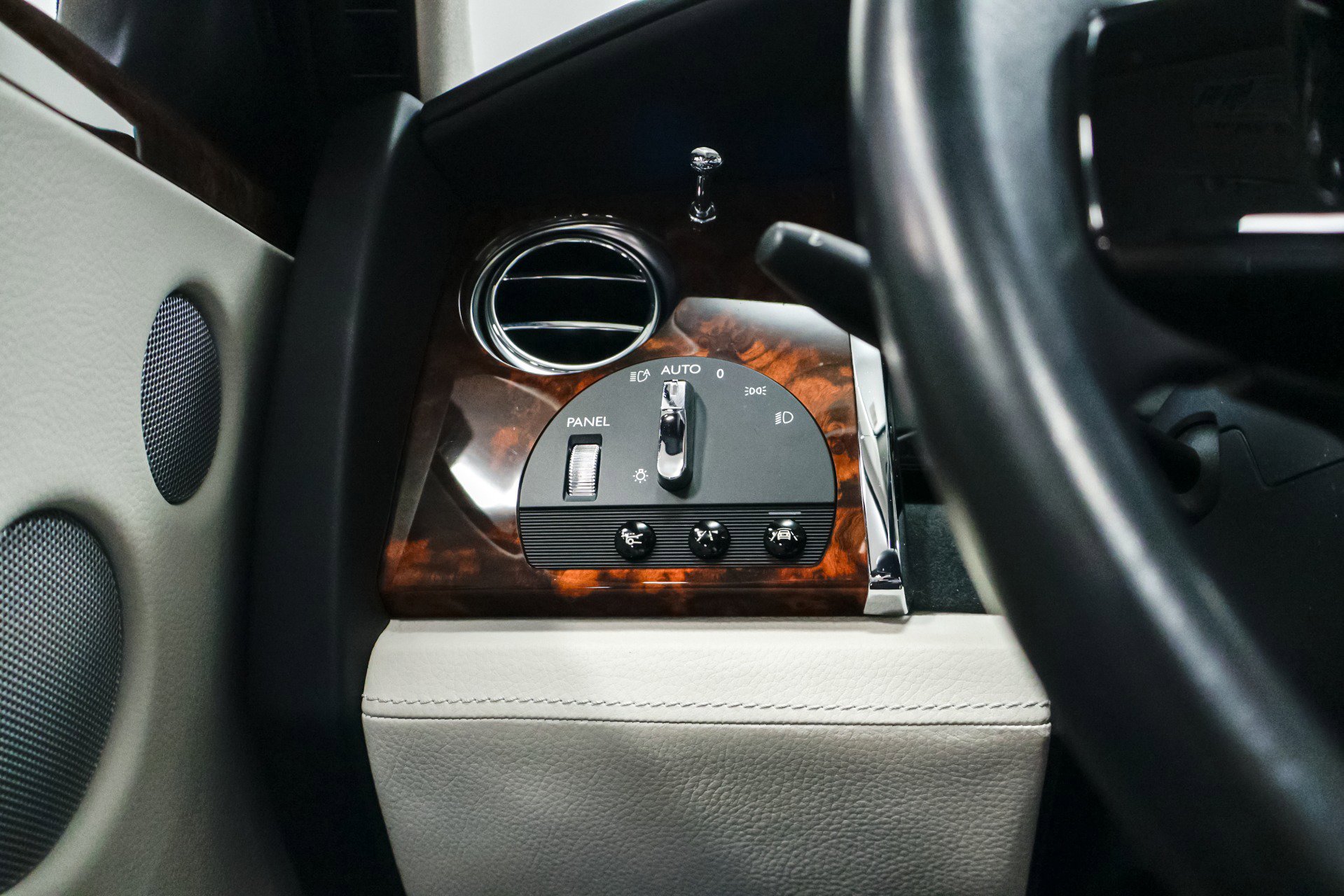 Used 2015 Rolls-Royce Ghost image 27