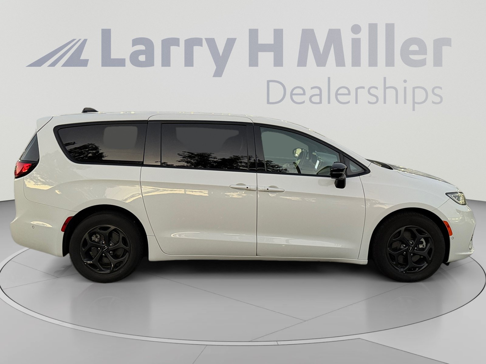Used 2024 Chrysler Pacifica Limited FWD image 6