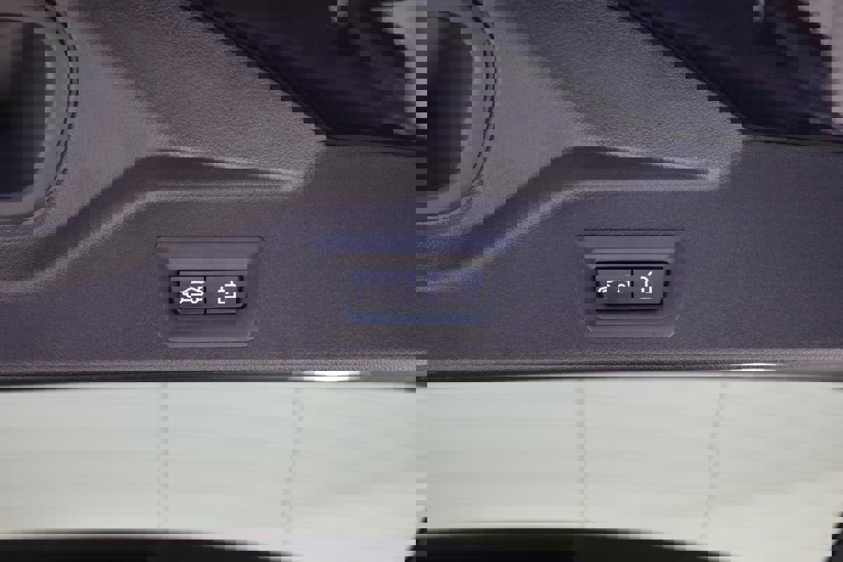 Used 2020 BMW X5 M50i w/ Premium Package image 34