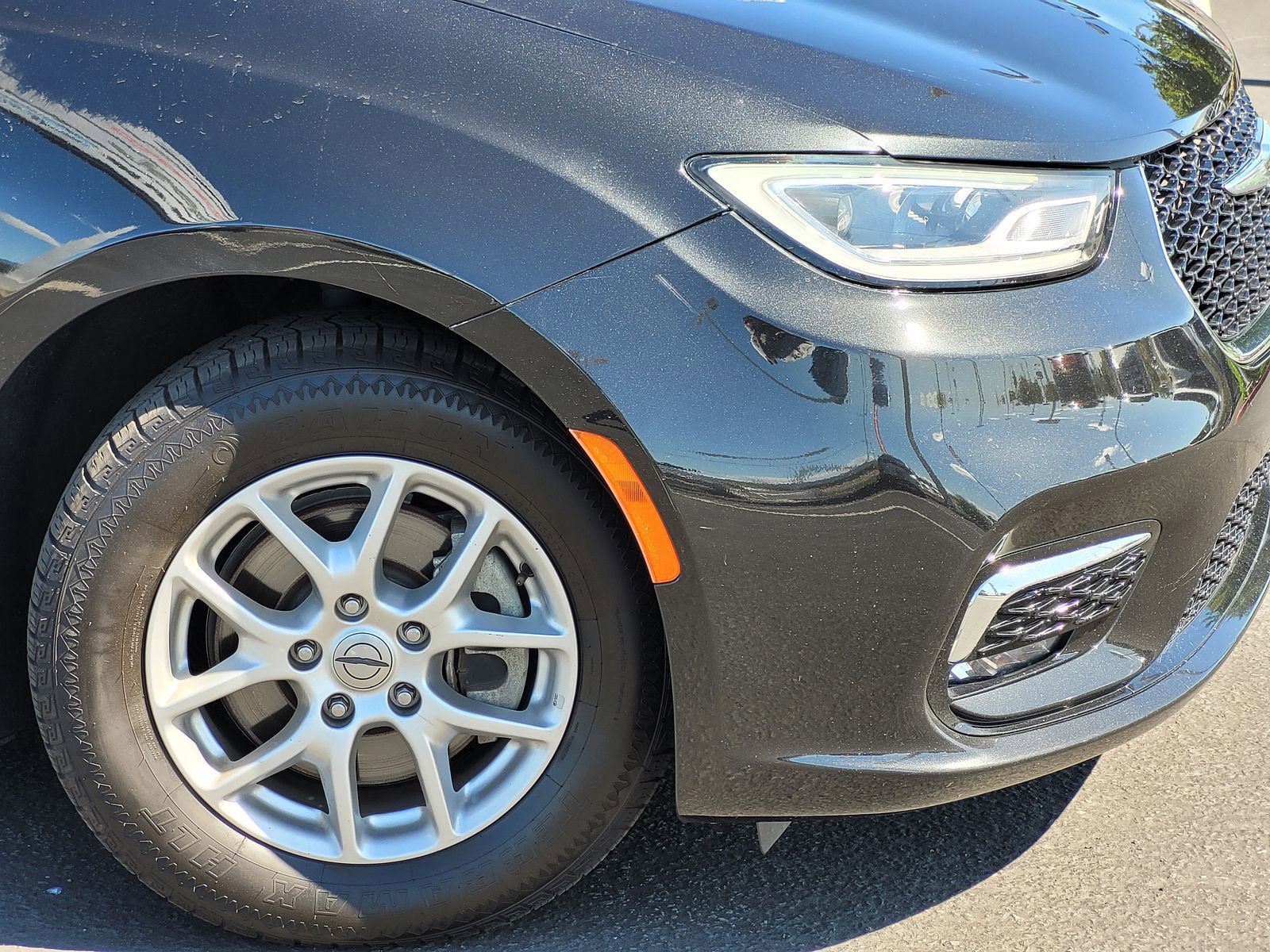 Used 2023 Chrysler Pacifica Touring-L FWD image 10