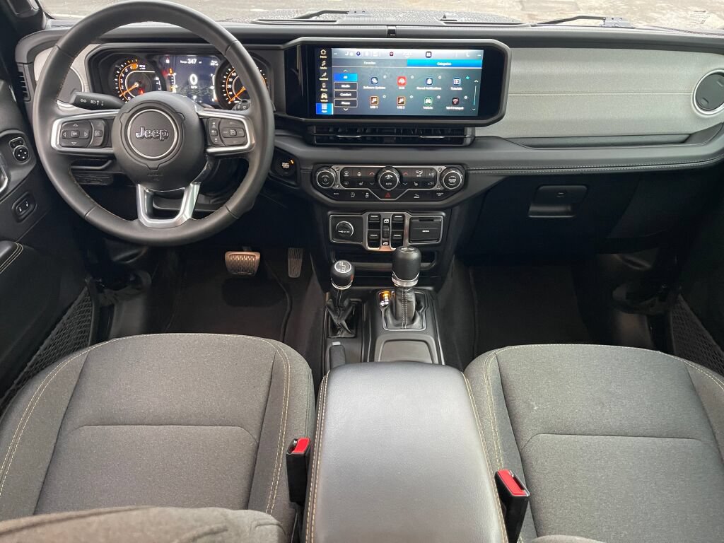 Used 2025 Jeep Wrangler Unlimited Sahara AWD/4WD image 32